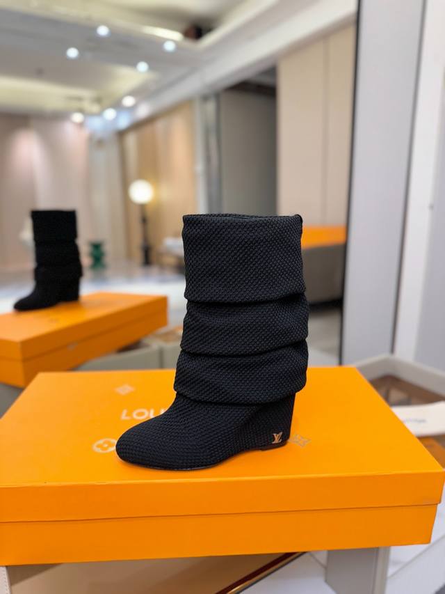 价格p： 代购级！全配套包装 首家私膜1:1开发完美呈现 这款Summer中高楔跟靴子亮相 路易威登 女装时装展，设计采用特别制作的珠地针织布打造，创作灵感源自