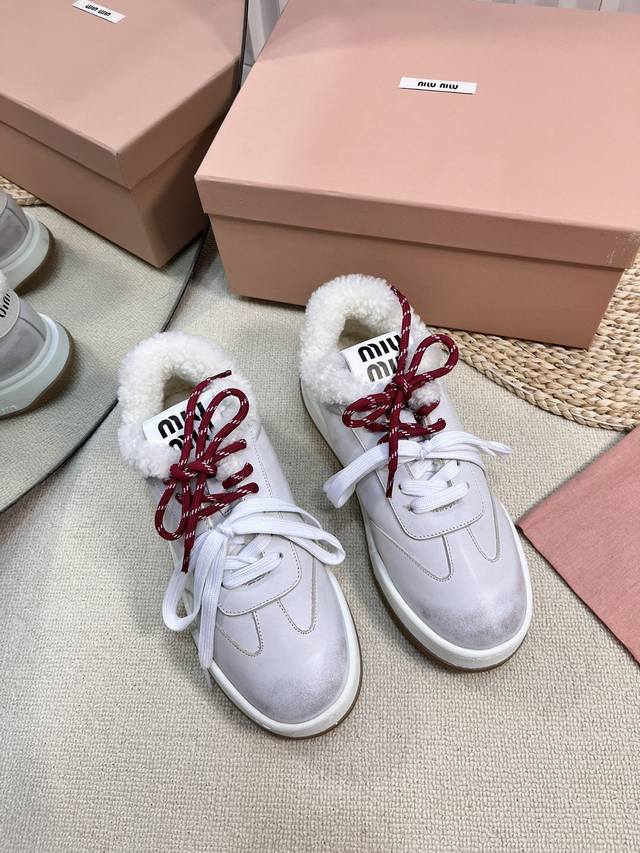 Miu Fw24 New Arrival～Miu家24秋冬新款休闲板鞋 小红书种草推荐的一款，全羊毛内里非常的舒适，双色绑带潮流设计复古擦色做旧！ 丝光牛反绒鞋