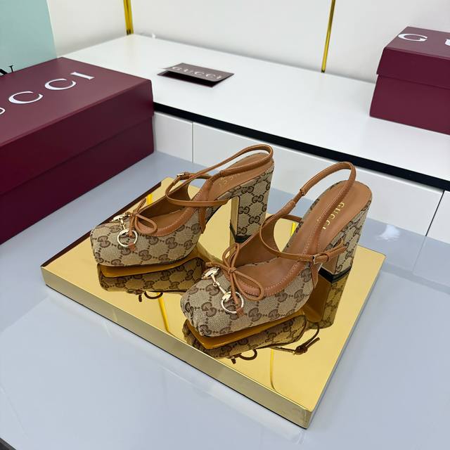 2025秋冬系列, 这款马衔扣后系带浅口鞋选用方形收口鞋头设计，搭配雅致的蝴蝶结细节，致敬传统芭蕾舞鞋款型。这款单品以皮革匠心打造，缀饰浅金色调配件。“Sacc