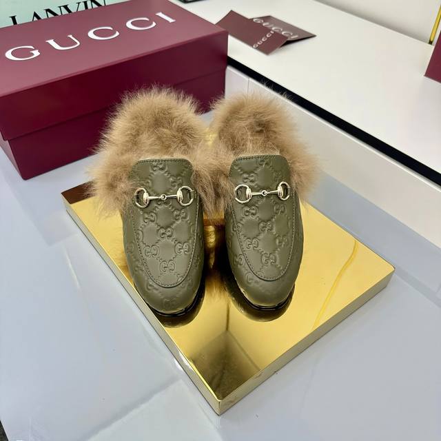 2025秋冬系列, 双G典藏图案继续在Gucci全新系列中大放异彩。全新系列匠心呈献马衔扣配件，彰显品牌马术传承。这款女士穆勒鞋采用托斯卡纳羊毛匠心打造，缀饰浅