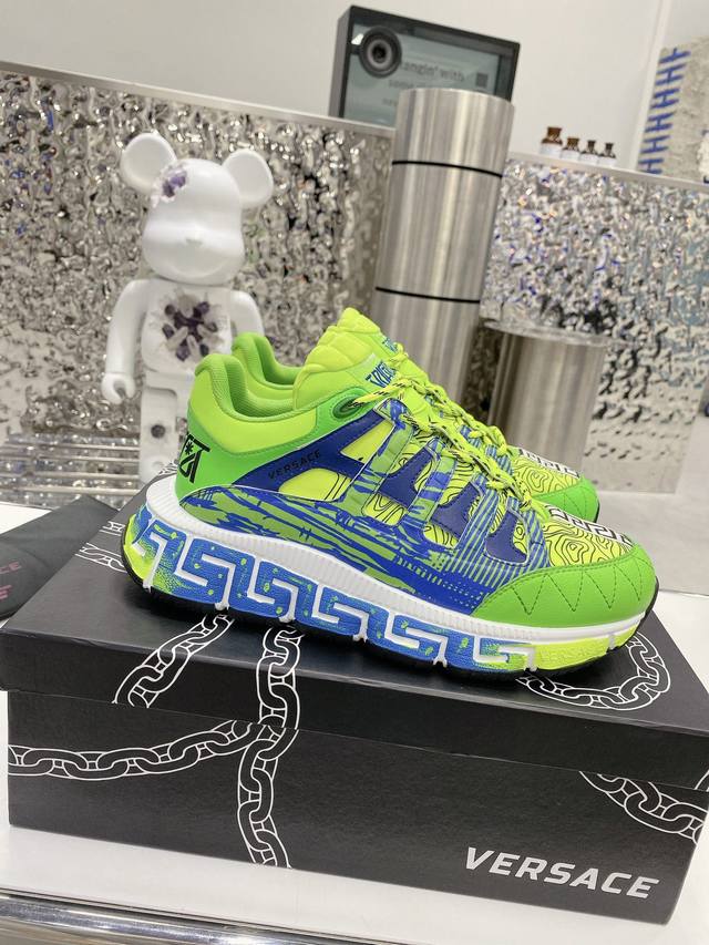 工厂p价 情侣款 颜色齐全 顶级版本，原版复刻，原版开发，高端来。 Versace范思哲最新走秀休闲老爹鞋男女码情侣款，原版拼色手工彩绘休闲鞋 面料:牛皮 内里