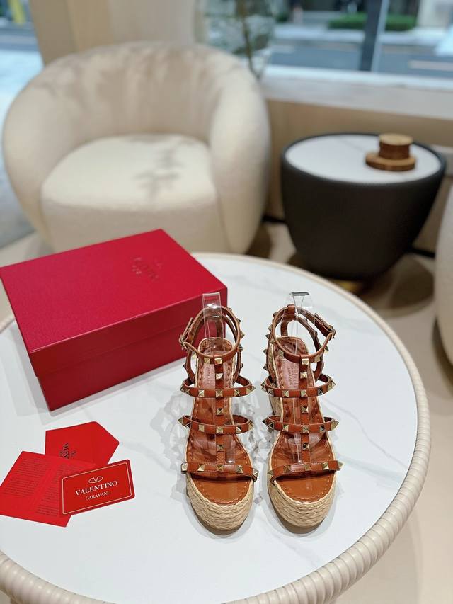 Valentino专柜新款华伦天奴 高版本铆钉进口拉菲草编织坡跟凉鞋. 简约超级百搭. 上脚完美奢华可任意搭配春夏服饰. 脚感更是舒适！ 材质原版完美复刻. 饰