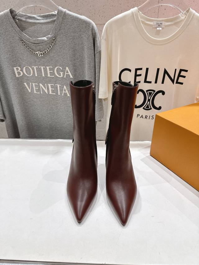 高版本出厂 Louis Vuitton 25Ss Lv驴牌秋冬新款高跟短靴 楦型百搭瘦脚Yyds.造型立体饱满，气质满满 上脚舒适 非常复古风、气场十足，加原版