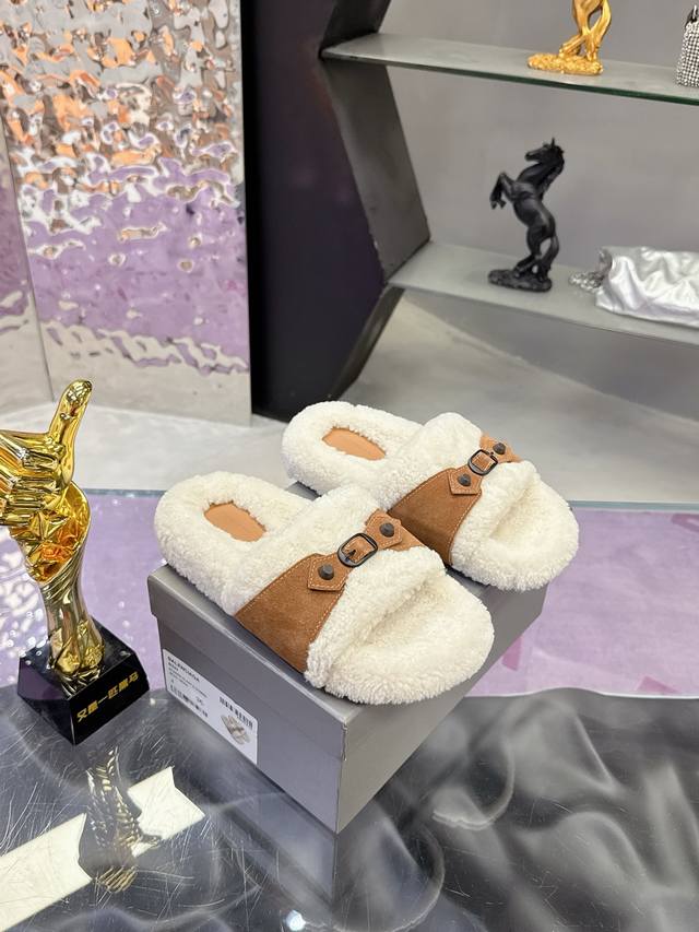 工厂p价p： 专柜同步 真皮真羊毛 Balenciag 巴黎世家 2025新款毛拖 鞋面采用丝光牛反绒面料特级纯羊毛整个内里垫脚采用纯羊毛毛茸茸的，超可爱，踩云