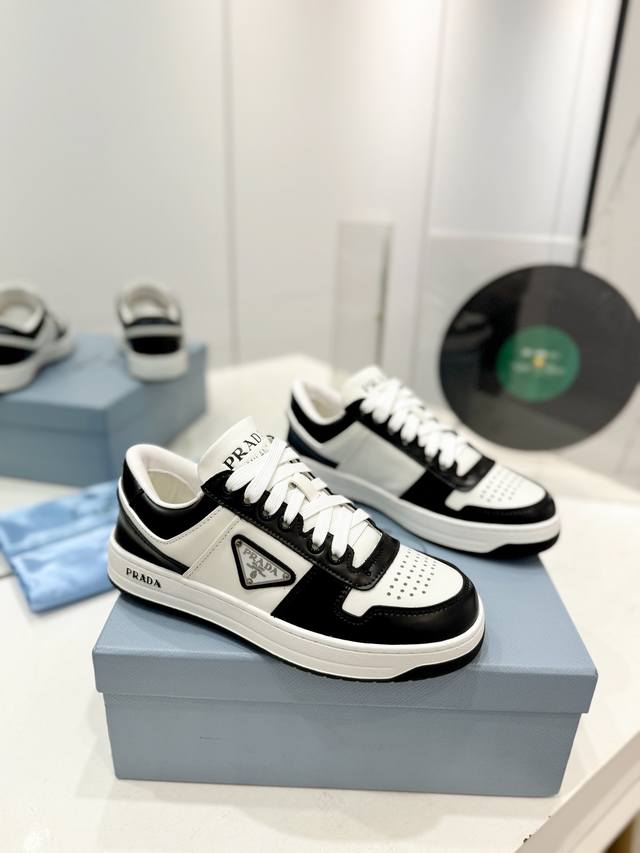 出厂价p 男加10 高端版本prada 情侣款，再次升级版！一发售一直畅销 今年升级版做工各方面都成熟漂亮！ 原版1:1复制，标志性的三角标扣，prada能在要