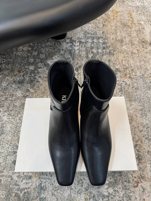 新品 ★面料 牛皮 内里 羊皮 鞋底 牛皮 优雅风格 创造不一样的感觉 跟高 3.5Cm 专柜包装 简约气质款式！ 市场顶级 Show Bdetails ⊿：S