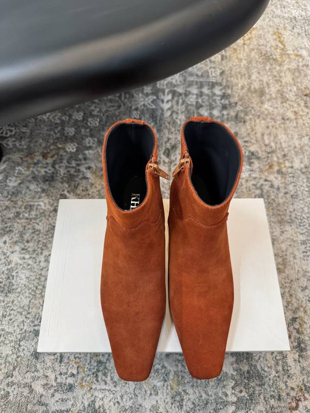 新品 ★面料 牛反绒 内里 羊皮 鞋底 牛皮 优雅风格 创造不一样的感觉 跟高 3.5Cm 专柜包装 简约气质款式！ 市场顶级 Show Bdetails ⊿：