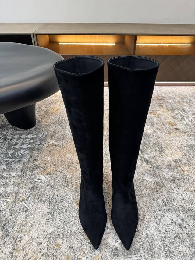 顶级版 ★面料：羊反绒 内里 羊皮 鞋底 意大利真皮大底 优雅风格 创造不一样的感觉 跟高 5 Cm 专柜包装 简约气质款式！ 市场顶级 Show Bdetai