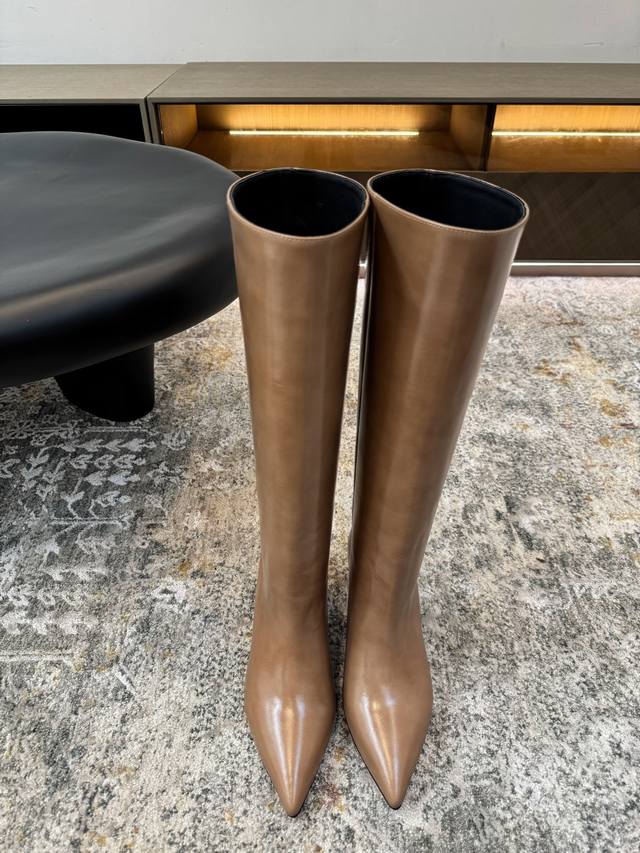 顶级版 ★面料：牛蜡皮 内里 羊皮 鞋底 意大利真皮大底 优雅风格 创造不一样的感觉 跟高 5 Cm 专柜包装 简约气质款式！ 市场顶级 Show Bdetai