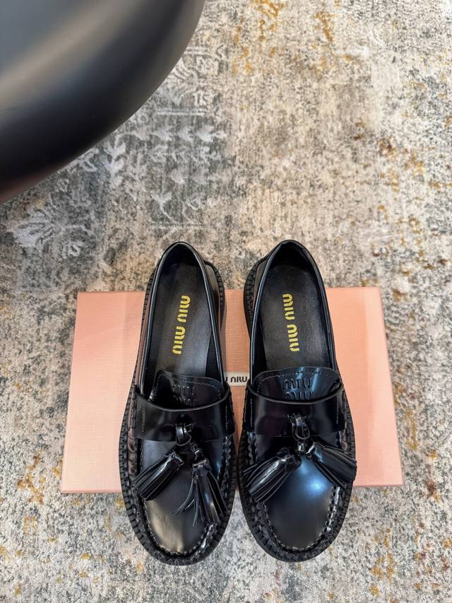 爆款上新 面料 开边珠 内里 羊皮 鞋底 橡胶 优雅风格 创造不一样的感觉 跟高 1 Cm 专柜包装 简约气质款式！ Show Bdetails Size. ｜