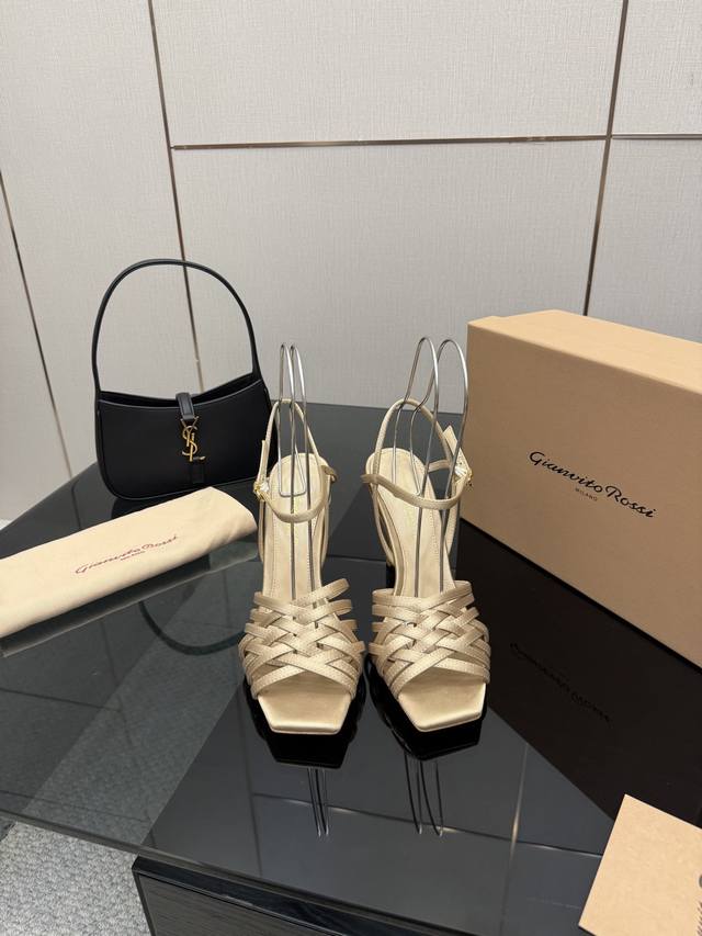 Gianvito Rossi 2025新款凉鞋 原版开发 顶级版本 代购品质 Gianvitorossi这双带子高跟凉鞋，简直是时尚界的宝藏！细细的带子交错，像