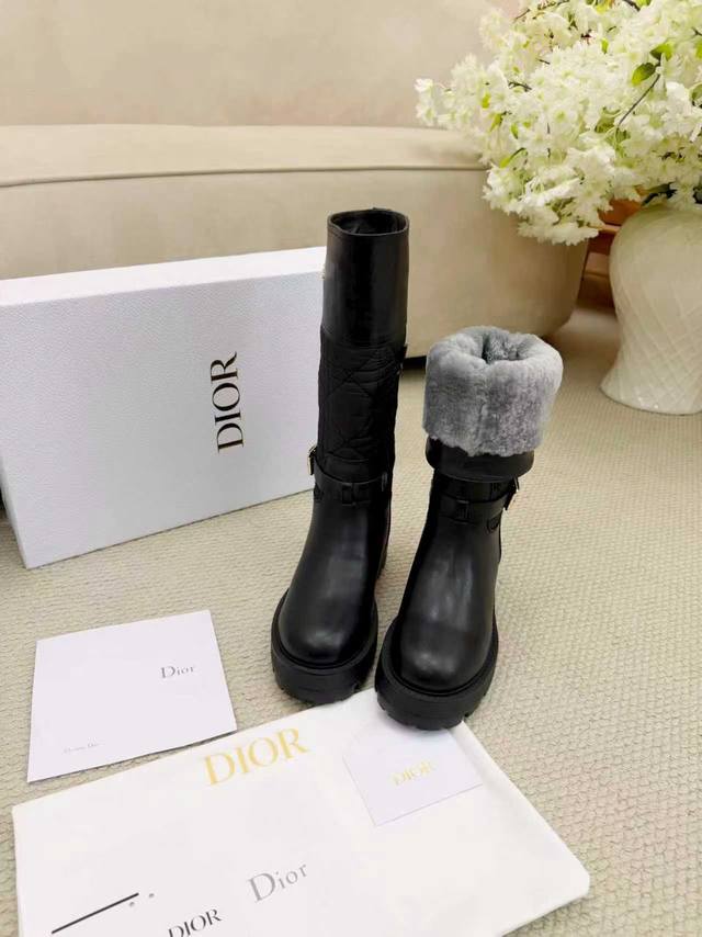 顶级版本2026Dior迪奥秋冬新品时尚与潮流并存。进口牛皮原版一比一订制。女35-41 面料：进口牛皮 内里：羊毛里 大底：发泡大底