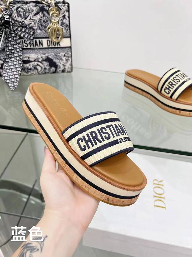 24新款Dio刺绣厚底凉拖鞋果冻色 这款 Dway 厚底凉拖是二零二四秋季成衣系列新品，来自 Dio 限定系列，设计时尚休闲。自然色酒椰草和糖果粉色棉质鞋面饰以