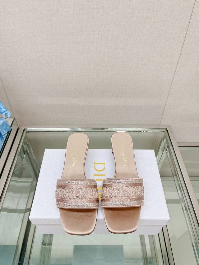 平底 -粗跟 - 23p夏季新款Dio*刺绣丝绸钻面拖鞋平底 粗跟 这款 Dway 棉质带跟凉拖融入现代风格重新诠释经典单品。采用烫钻精心制作，饰以金属光泽线刺