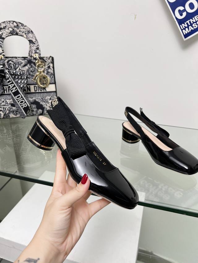 出厂 迪奥 Dior 春夏高定系列新款 Ballet 标志性电绣藤格纹低跟芭蕾舞女鞋 Cd字母Logo珍珠扣粗跟蝴蝶结凉鞋 材质：进口金属羊皮 环保藤格纹粗花呢