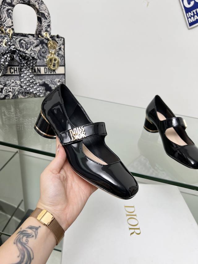 Dior系带漆皮高跟鞋出货啦 这款 Miss Dior 高跟鞋于迪奥二零二四秋冬成衣系列发布秀上全新亮相，彰显复古魅力。漆皮牛皮革鞋面，正面饰以该系列经典的金色