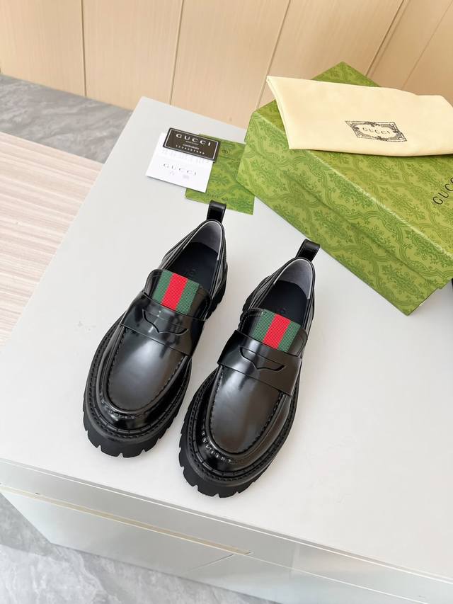 出厂价pp： 元专柜最新古琦 Gucci 乐福鞋 主要搭配各种风格的潮衣都能凸显其时尚 推荐必入的一款 特别方便穿脱一脚蹬 面料：牛皮 、开边珠 内里 垫脚：牛
