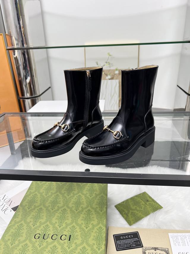 出厂价pp： 元 2025最新版古琦Gucci 热卖 非常好搭配内侧拉链设计，方便穿脱‘品牌饰扣 跟高：6Cm 面料：牛皮 开边珠 内里 垫脚：杏色牛里 大底p