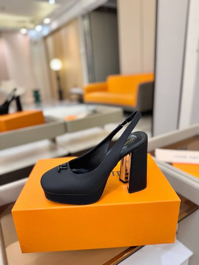 价格p： L 家 专柜 走秀款水台后空单鞋、官网系列、同步更新、完美楦型+小V扣+水台设计、再现经典、款式简单大方、走路不累脚、不挑人、上脚大气好看、原版倒模楦