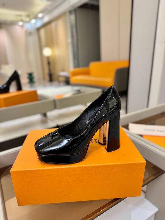 价格p： L 家 专柜 走秀款水台单鞋、官网系列、同步更新、完美楦型+小V扣+水台设计、再现经典、款式简单大方、走路不累脚、不挑人、上脚大气好看、原版倒模楦型，