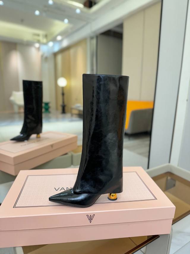 价格p： Vanda Novak来自意大利品牌 全网独家 鞋跟独特设计酒杯 重磅系列 众多联手意大利品牌 推出高级感满分的鞋款系列 火遍Ins神仙绝美神靴，海外