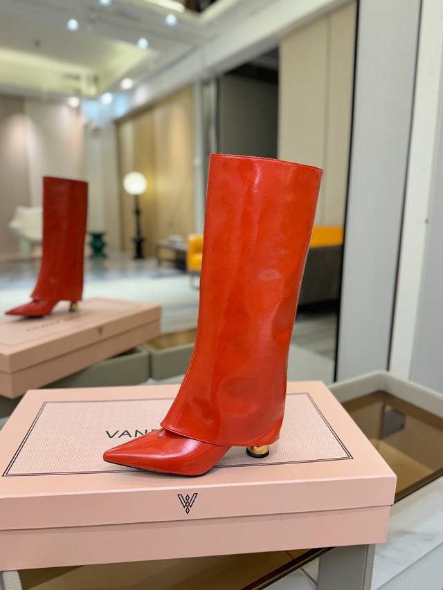 价格p： Vanda Novak来自意大利品牌 全网独家 鞋跟独特设计酒杯 重磅系列 众多联手意大利品牌 推出高级感满分的鞋款系列 火遍Ins神仙绝美神靴，海外