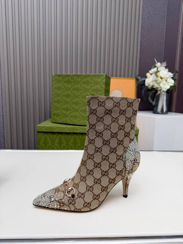 工厂p价 女装女鞋 运动原单短靴 Gucci古奇最新款短靴 原板鞋复制一比一精心制作 原版五金扣开模 面料：古奇老花布烫钻 内里：牛皮里 大底釆用非常轻便耐磨性