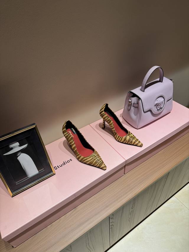 工厂p价 女装女鞋 运动原单 被大众遗忘的设计大师 Elsa Schiaparelli艾尔莎 夏帕瑞丽 香奈儿一生的劲敌，她是常常会被人用‘天才’来形容的设计师