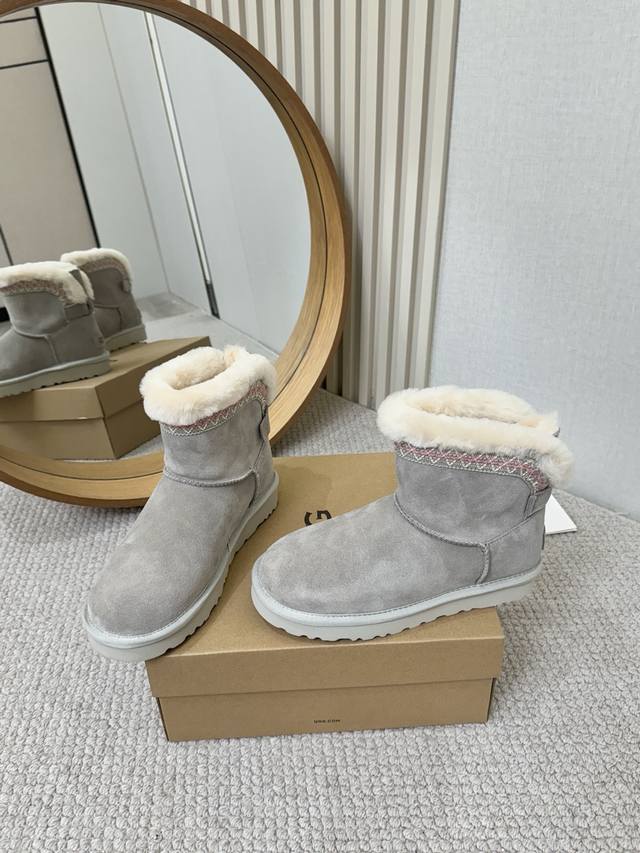 工厂p批 女装女鞋 运动原单 纯原正品澳洲Ugg雪地靴 后皮带 最近爆火的复古民族风系列，真的太爱了 羊皮毛溢毛，温暖又复古～ 兼具设计感与慵懒感的毛毛短靴，怎