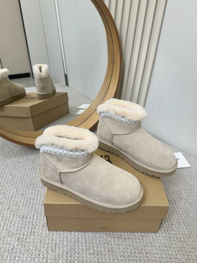 工厂p批 女装女鞋 运动原单 Ugg反绒皮平底保暖毛毛雪地短靴 采用优质反绒皮面料，搭配内里的羊毛材质，既保证了质感，又能在冬季提供良好的保暖性。短筒款式，简约