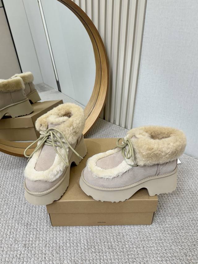 工厂p批 女装女鞋 运动原单 纯原正品澳洲Ugg雪地靴 埃斯米坡跟短靴 溢毛系带款 最近爆火的埃斯米系列，真的太爱了 羊皮毛溢毛，温暖又复古～ 兼具设计感与慵懒