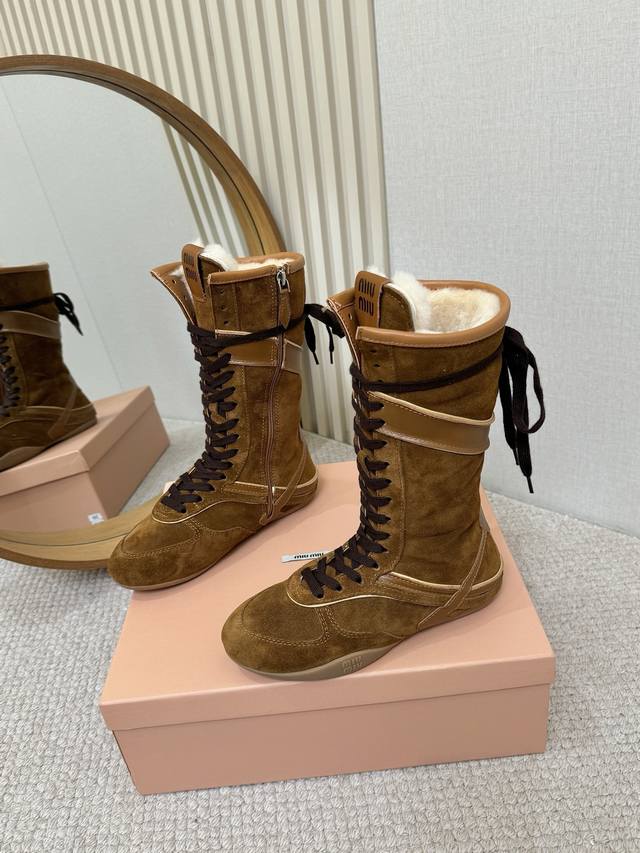 工厂p批 女装女鞋 运动原单 Miumiu 2025冬靴新款战靴羊毛靴马丁靴中筒靴 复古经典简约帅气百搭～鞋形超好，好穿到飞起！轻盈不笨重！~全羊毛内里，超级好