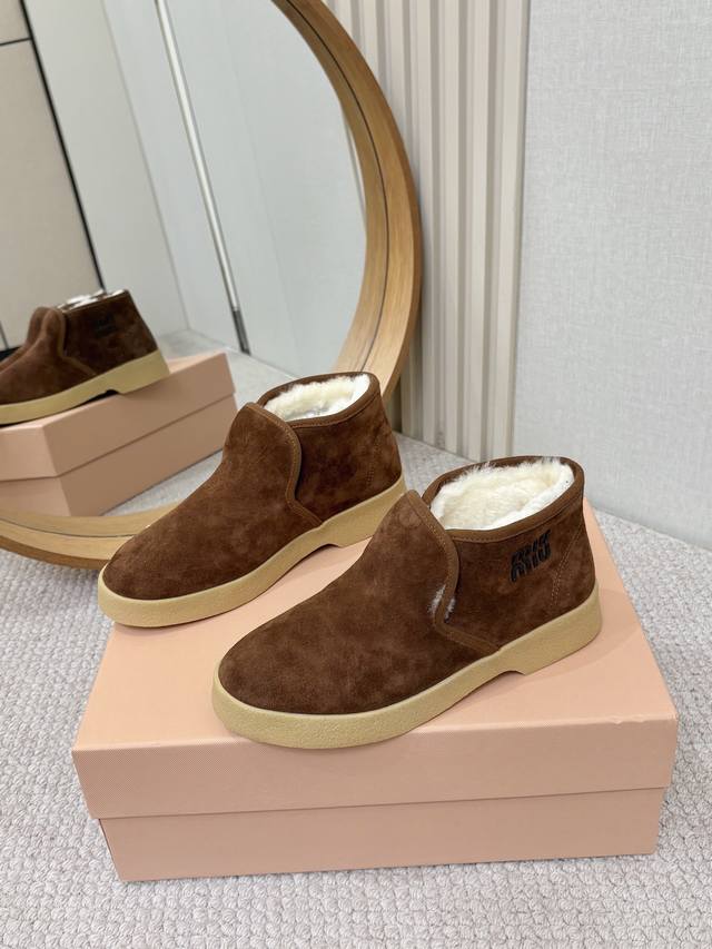 工厂p批 女装女鞋 运动原单 Miumiu.秋冬走秀新款纯羊毛雪地靴 冬日甜酷少女的温暖选择雪地靴甜酷新高度，从造型到细节，把少女感与保暖性拿捏刚好，丝光牛反绒