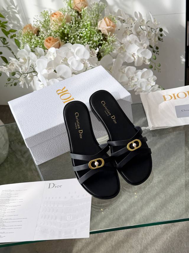 工厂p价 运动原单春夏新款Dior D-Lane 迪奥凉拖一字镂空拖鞋 这款 D-Lane 凉拖彰显经典风格，展示镂空藤格纹图案，饰以金色饰面金属 Christ