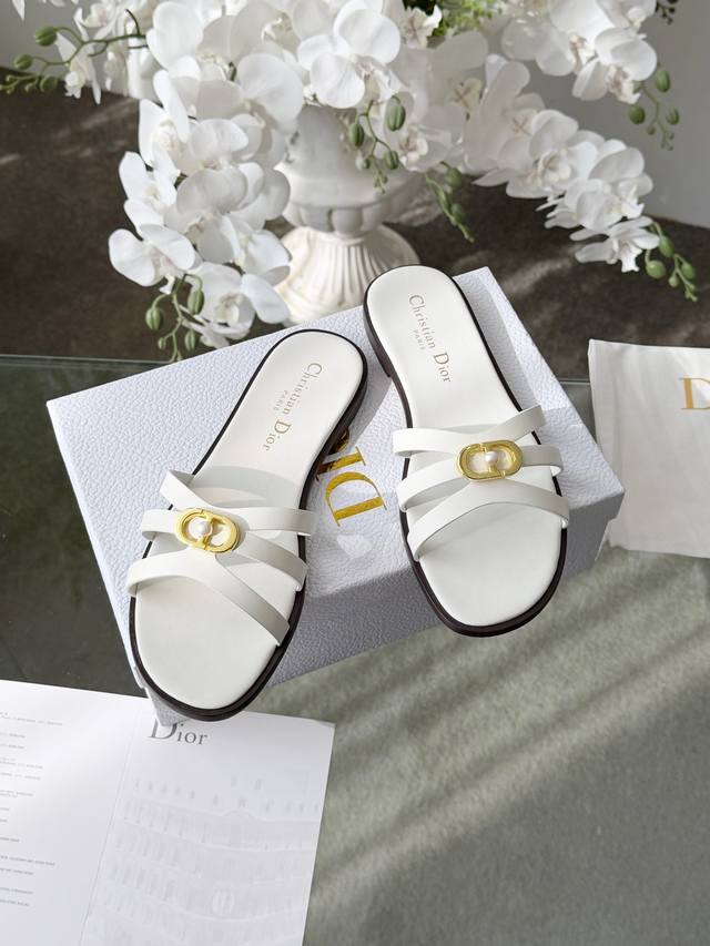 工厂p价 女装女鞋 运动原单春夏新款Dior D-Lane 迪奥凉拖一字镂空拖鞋 这款 D-Lane 凉拖彰显经典风格，展示镂空藤格纹图案，饰以金色饰面金属 C
