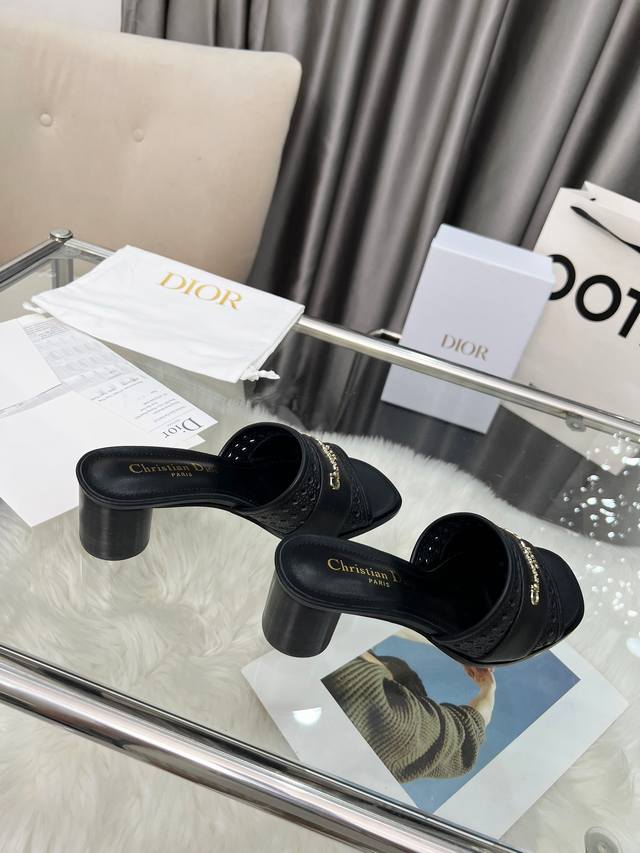 工厂p价 女装女鞋 运动原单春夏新款Dior D-Lane 迪奥凉拖圆跟一字镂空拖鞋 这款 D-Lane 凉拖彰显经典风格。黑色牛皮革鞋面，展示镂空藤格纹图案，