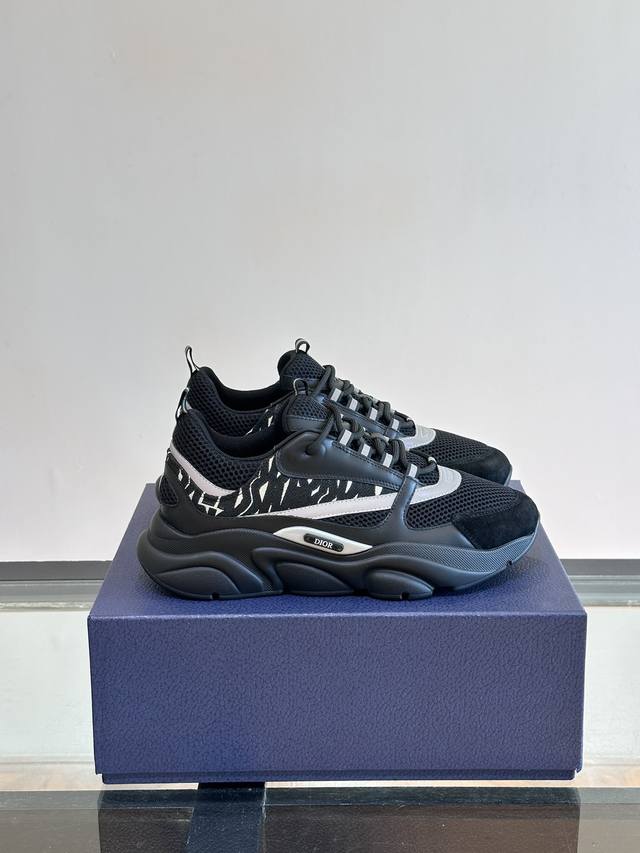 调工厂p价 男装男鞋 运动原单 Dior迪奥B22男士慢跑时尚运动鞋，这款单品从复古慢跑鞋汲取灵感。采用厚实的低帮设计，以黑色牛皮革以及网眼织物拼接鞋面，搭配黑