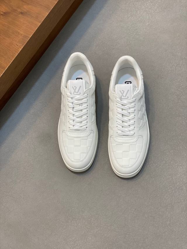 调工厂p价 男装男鞋 运动原单 L Fk天花板。最高版 男士经典休闲运动鞋，本款 Rivoli 运动鞋为柔软牛皮革描摹经典压花。塑造优雅鞋面。橡胶外底厚实而不失