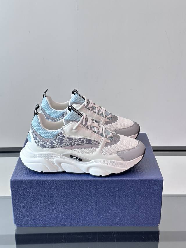 调工厂p价 男装男鞋 运动原单 D X 高版本 B22男士慢跑时尚运动鞋，这款单品从复古慢跑鞋汲取灵感。采用厚实的低帮设计，以黑色牛皮革以及网眼织物拼接鞋面，搭