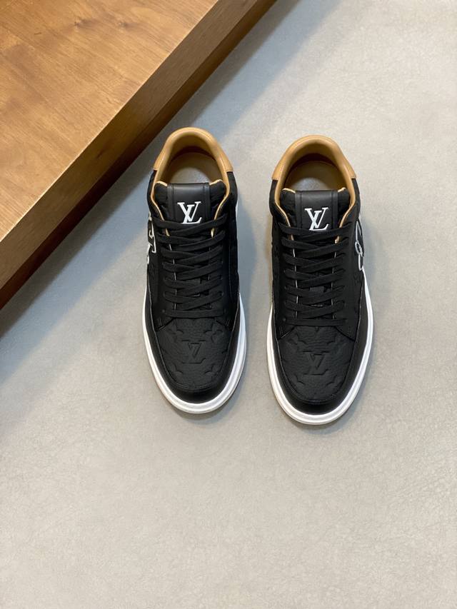 调工厂p价 男装男鞋 运动原单 L 顶级代购 路 炸街男神爆款中帮运动板鞋专柜同步，鞋面意大利进口牛皮面料，高品质复杂拼接工艺品，进口水染牛皮内里牛皮垫脚 鞋底