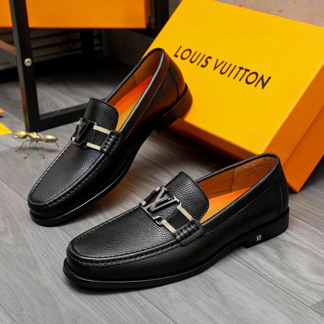 调工厂p价 男装男鞋 运动原单 商品商标：Louis Vuitton 路易威登 商务套脚皮鞋 正码码数: 38-45 商品材料：精选 荔纹牛皮鞋面 牛皮内里 原