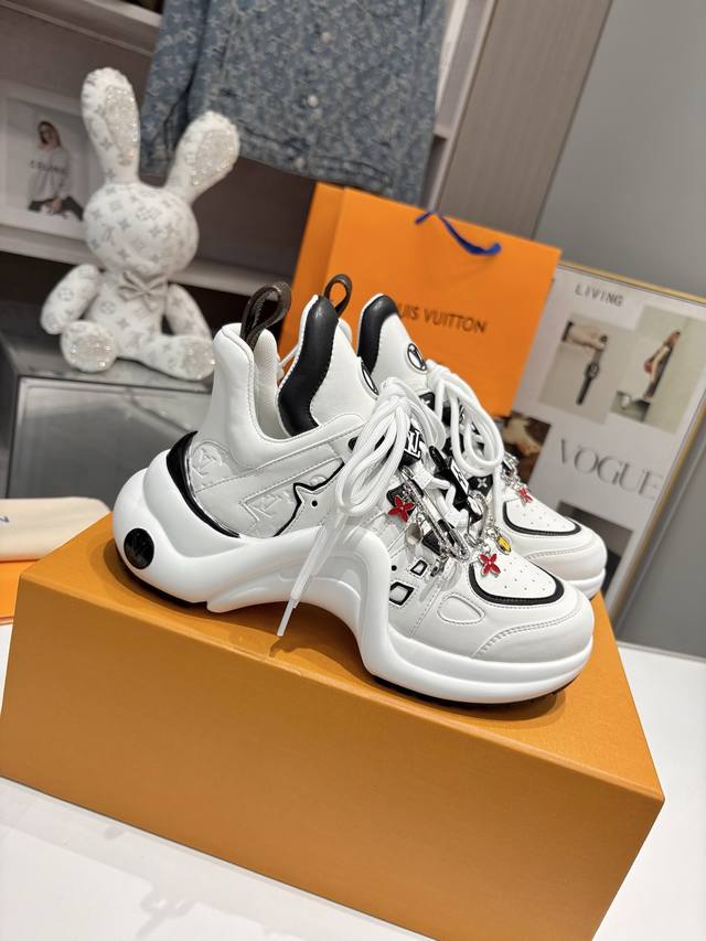 工厂p价 女装女鞋 运动原单 2630春款新品上市 Louis Vuitton 超级百搭瘦腿神器弓底设计活力十足，新的经典彩色老花搭配彩色的扣子，上脚舒适优雅