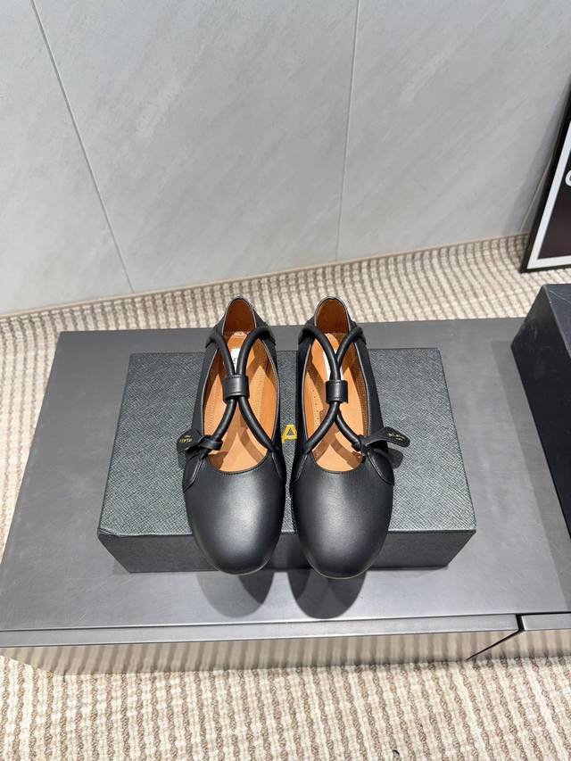 工厂p价 女装女鞋 运动原单 独家顶级版本 小众Alaia 2025Vs最新爆款单鞋系列 圆头平底单鞋 阿莱娅还有另外性感的一面 配上不同款式，不同风格都能轻松