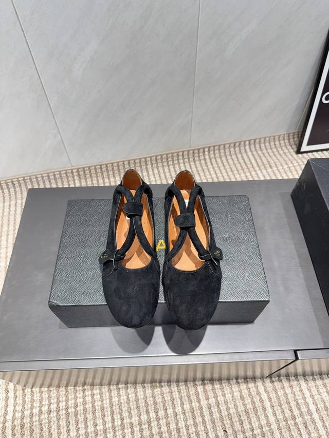 工厂p价 女装女鞋 运动原单 独家顶级版本 小众Alaia 2025Vs最新爆款单鞋系列 圆头平底单鞋 阿莱娅还有另外性感的一面 配上不同款式，不同风格都能轻松