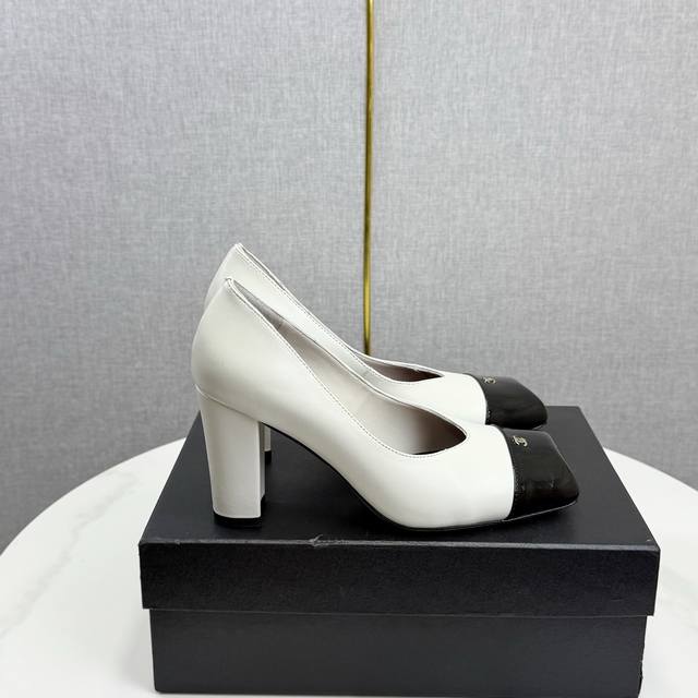 2025小香 本季秋冬季必备单品！！ 工厂p价 女装女鞋 运动原单香奈儿秋冬重工爆款 小红书力推款，怎么搭配都好看，时髦精必备，香奈儿女士钟爱简约又难以抗拒系搭