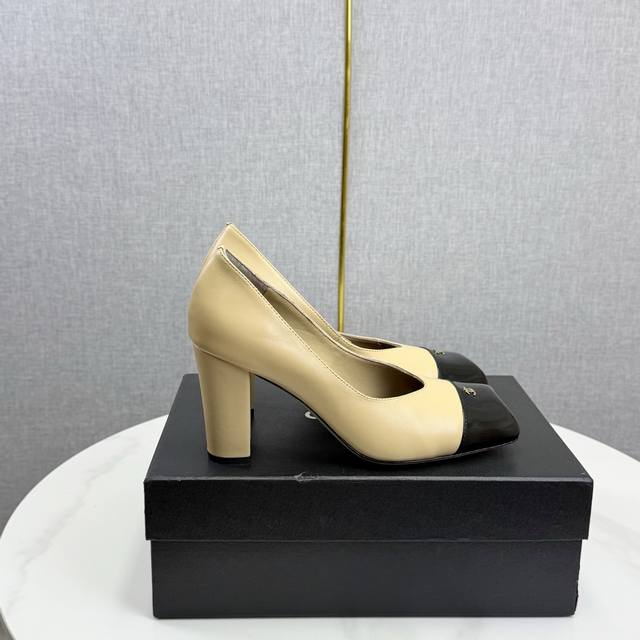 工厂p价 女装女鞋 运动原单小香 本季秋冬季必备单品！！ 香奈儿秋冬重工爆款 小红书力推款，怎么搭配都好看，时髦精必备，香奈儿女士钟爱简约又难以抗拒系搭配展现与