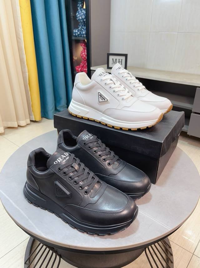 调工厂p价 男装男鞋 运动原单 高品质新款prada 普拉达 专柜同步上市， 新款男鞋、面料精选进口面网配滴胶工艺。进口牛皮内里。高端开模防滑橡胶大底，精美线条