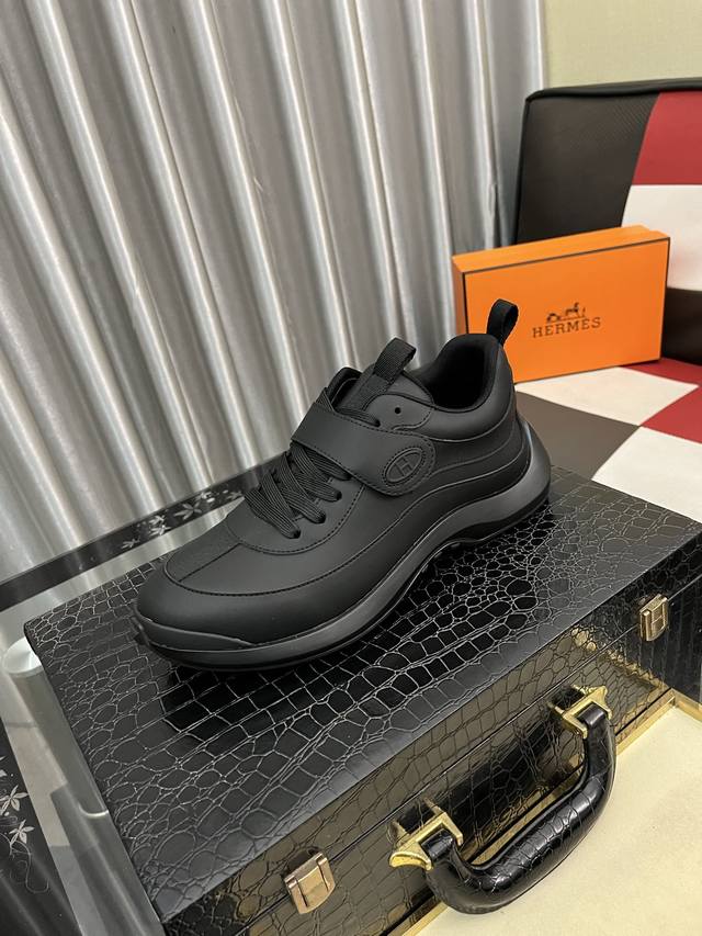 调工厂p价 男装男鞋 运动原单 情侣款 爱马仕Hermè*官方最新高端休闲鞋，独特的品牌专有皮革拼接定定制布料+鞋舌品牌布标Logo装饰，立体感十足 有眼前一亮