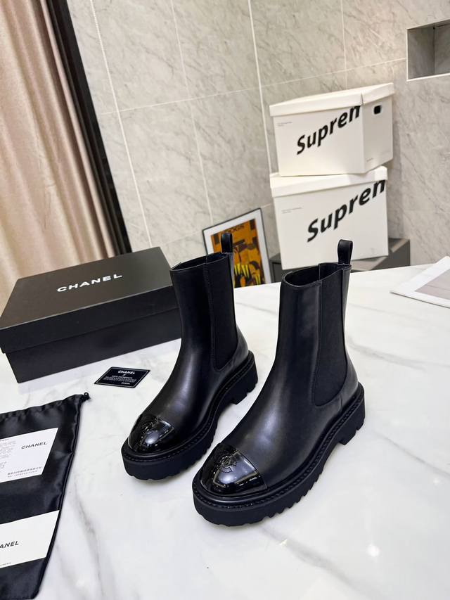 出厂价pp： 女装女鞋 运动原单秋冬新款Chanel 香奈儿 踝靴原版开模 双侧松紧设计一脚蹬穿脱超级方便，鞋头Logo电绣 面料：牛皮 内里 垫脚：牛里 采用