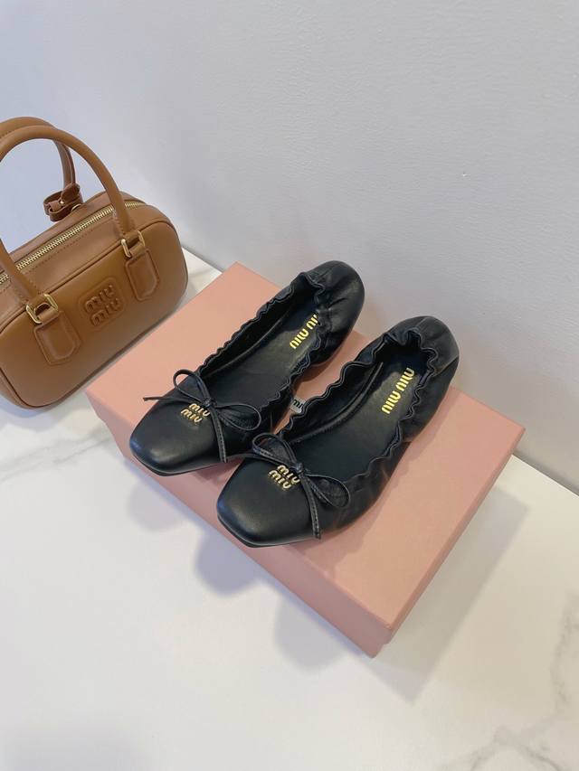 工厂p价 女装女鞋 运动原单 Miumiu 芭蕾舞鞋，优雅知性，美丽且如履平地太懂女人心了，太会拿捏精致感了，蝴蝶结+品牌五金饰扣，美到心坎，集性感与可爱一体